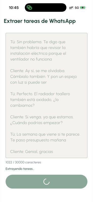 Captura de Hobra extrayendo tareas desde una conversación de WhatsApp